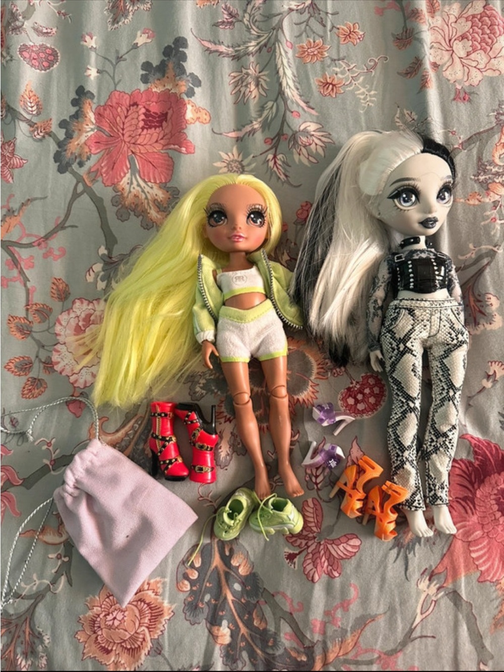 Fashionable Yellow-Haired Doll with Outfit and Accessories - Kids Toys